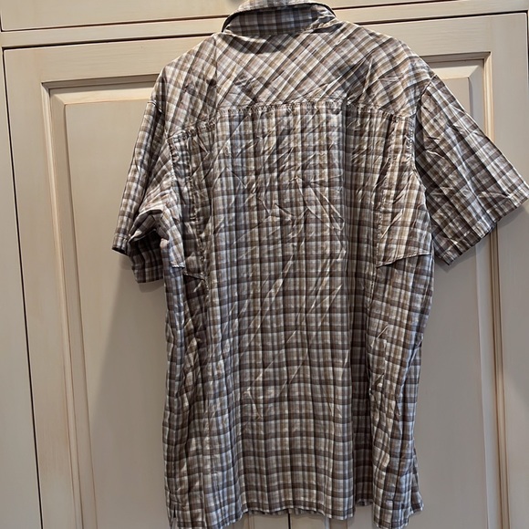 Columbia short sleeve shirt with sun protection in back vents - Picture 5 of 14